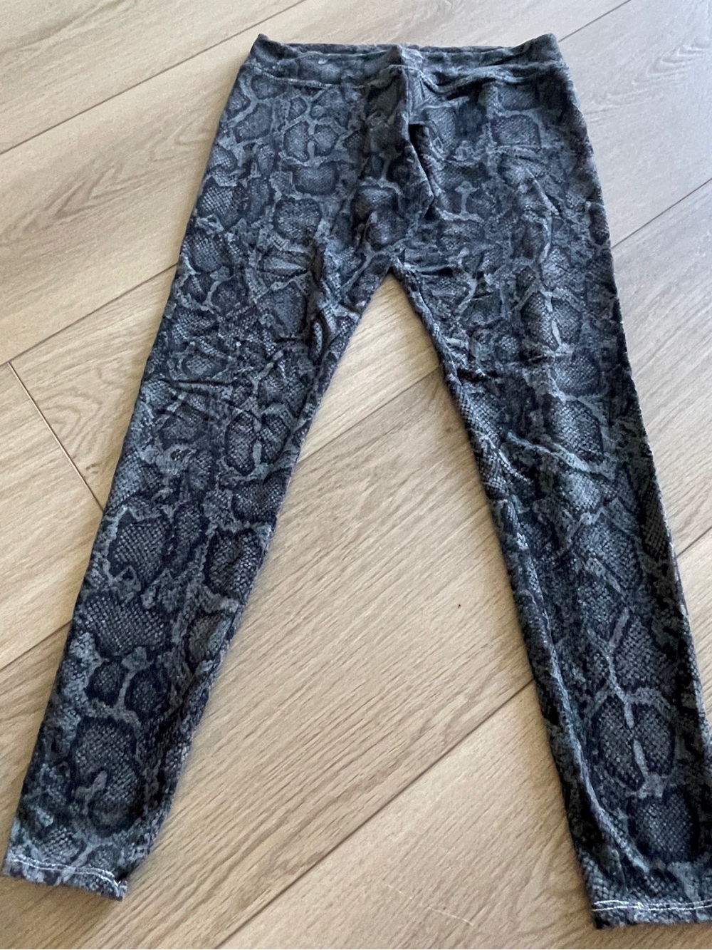 Sundry Snake-Print leggings in Black and Gray